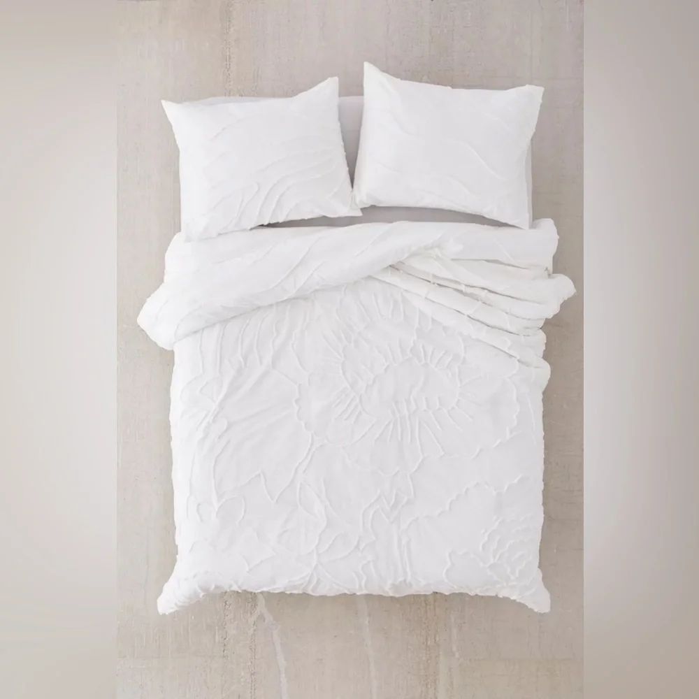 Urban Outfitters Margot Tufted Floral Comforter Twin/ Twin XL NWT